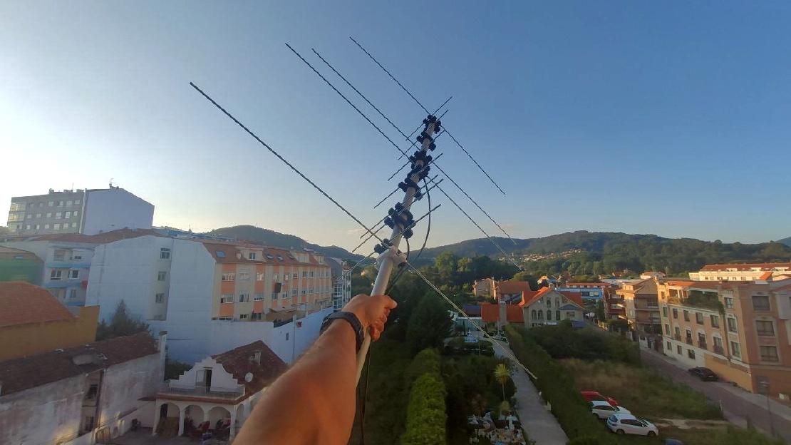 Project Aiga: a portable VHF/UHF antenna optimised for satellite work